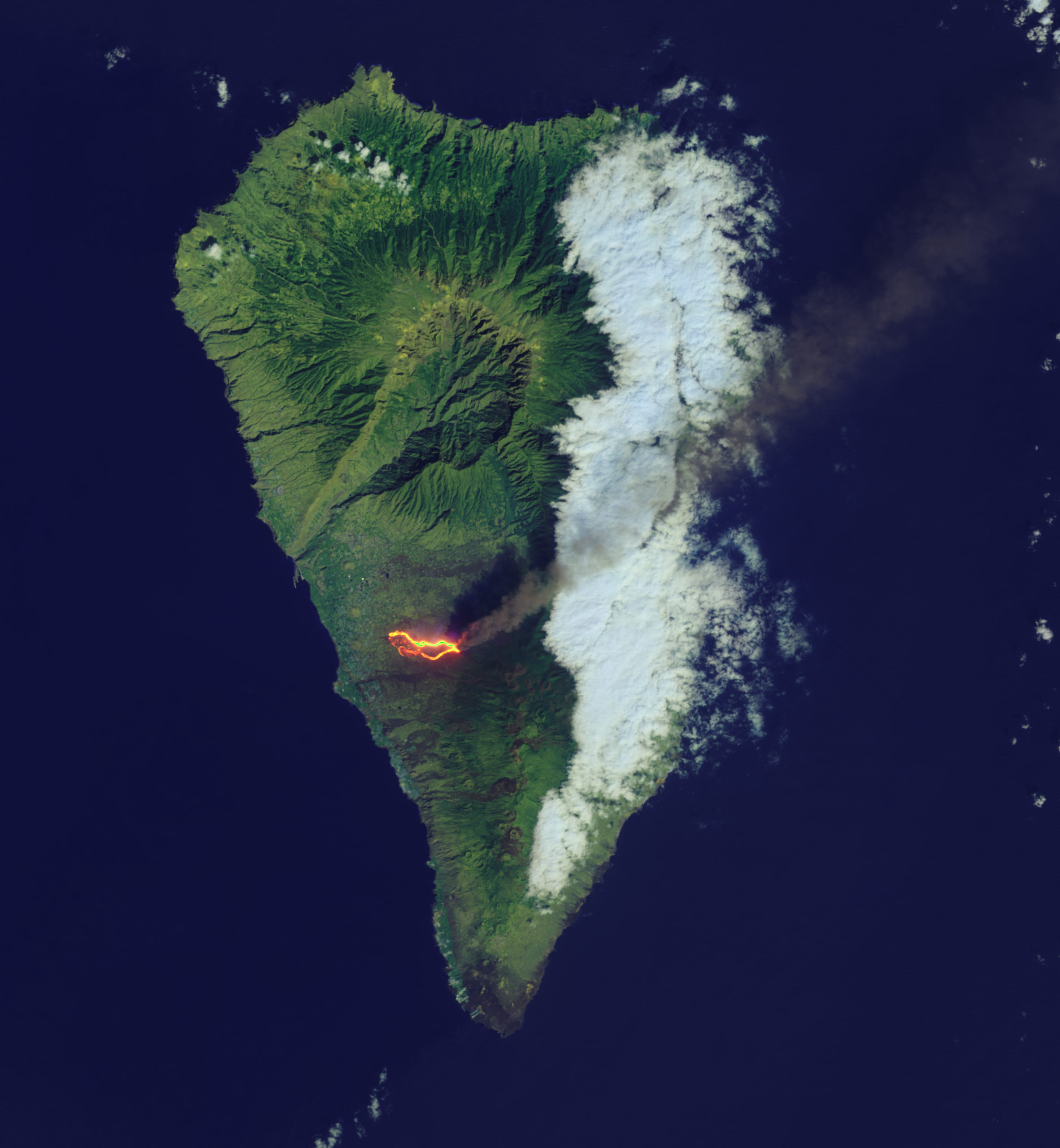 Посмотрите на извержение вулкана из космоса: потоки раскаленной лавы  движутся к океану