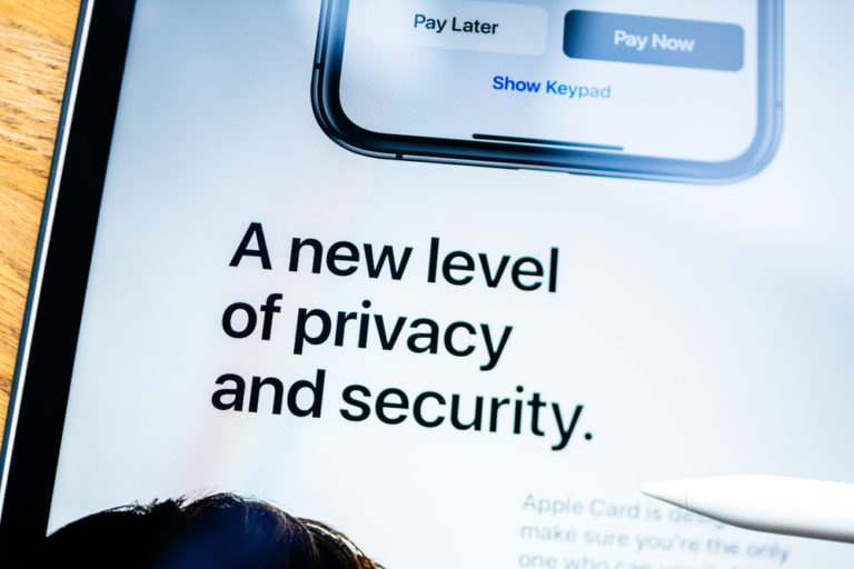 Apple ответит в суде за то, что Siri подслушивает разговоры пользователей