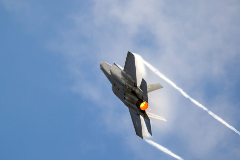 Bloomberg: американский F-35 не успевает за российскими и китайскими системами ПВО
