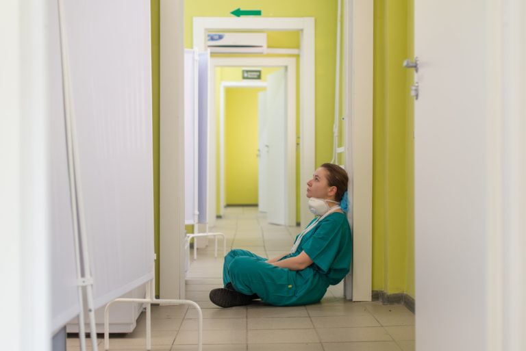 Ученые ищут людей, которые не могут заразиться COVID-19. На основе их данных сделают лекарство