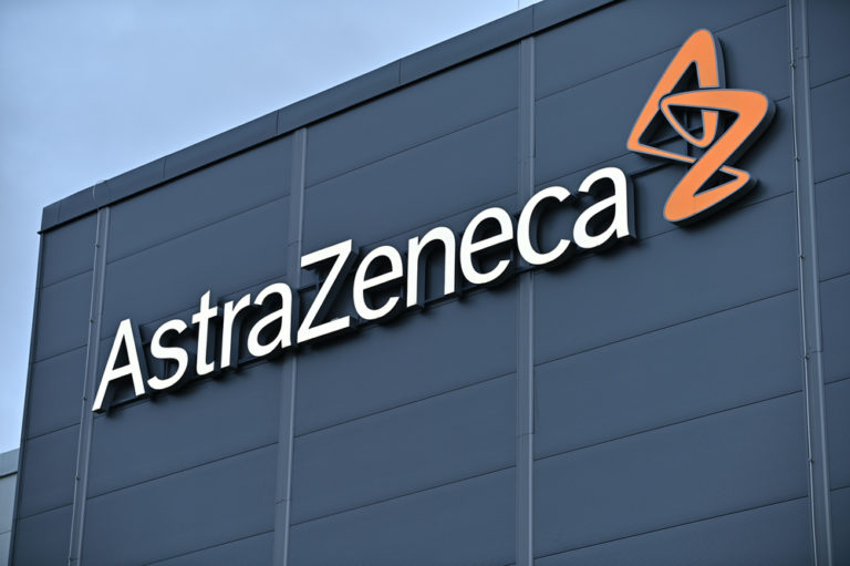 Новый препарат от AstraZeneca на 50% снижает риск тяжелого течения COVID-19 и смерти