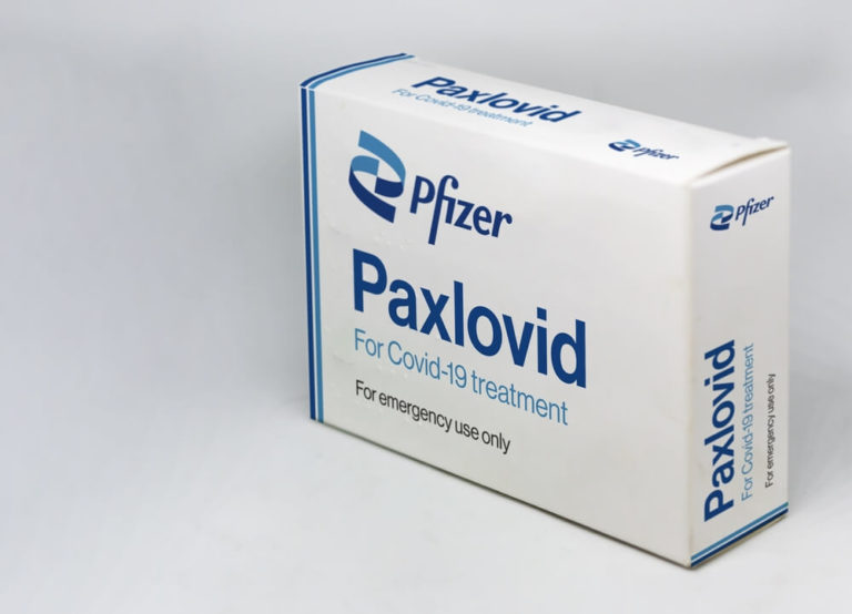 Pfizer протестирует в России таблетки для профилактики COVID-19. Все, что нужно знать о них