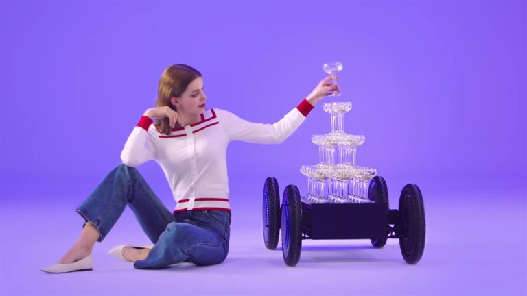 Новая роботележка от Hyundai аккуратно перевозит алкоголь или детей