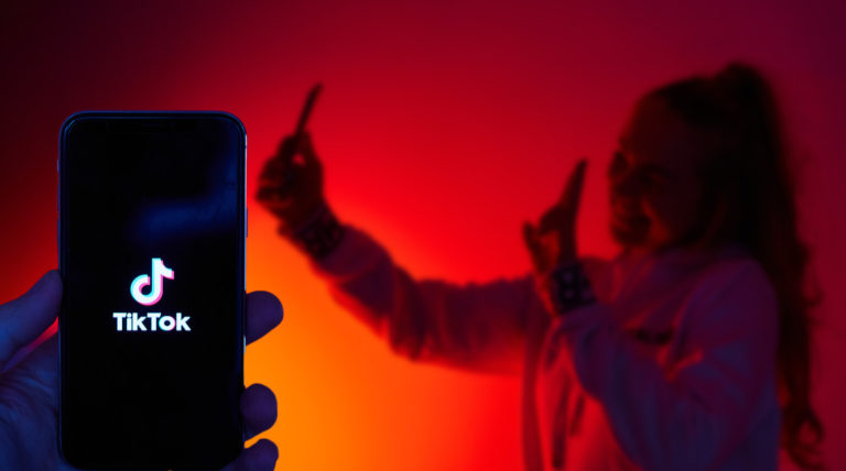 Модератор TikTok подала в суд на социальную сеть: она не может спать после жестоких роликов