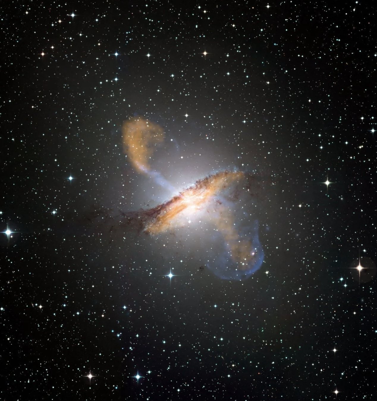 Астрономи сфотографували найближчу до Землі радіоактивну чорну діру