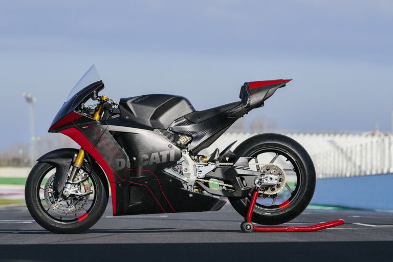 Посмотрите на электрический мотоцикл Ducati, впервые участвовавший в гоночном заезде