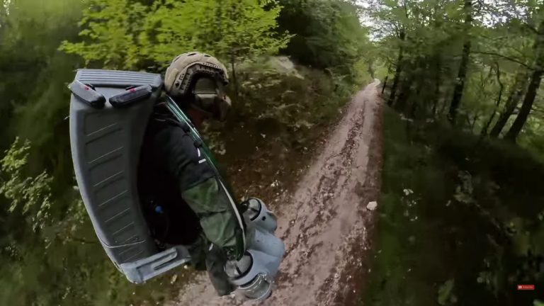 В военных учениях использовали реактивный костюм. Это была спасательная операция в горах