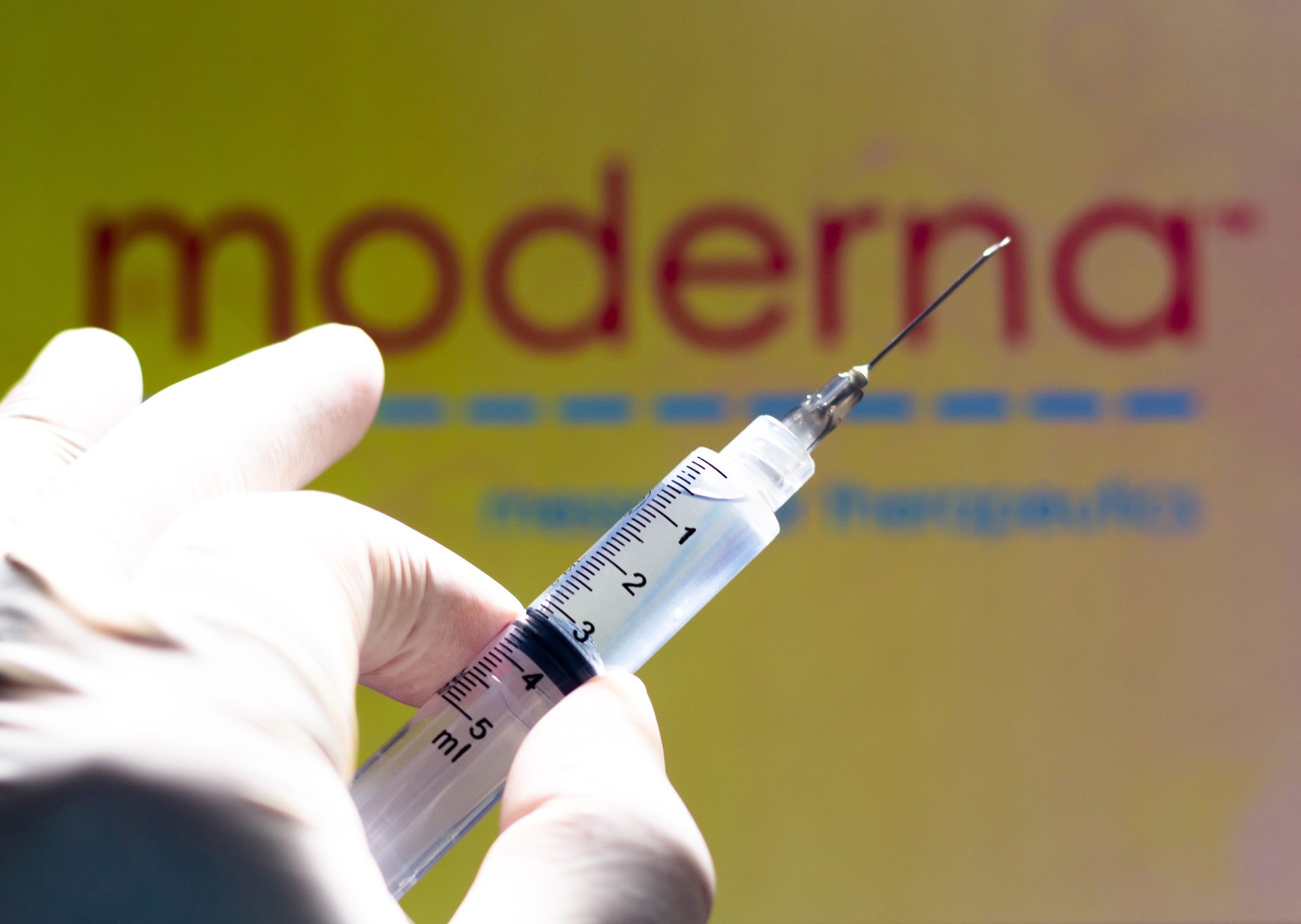Стартовало тестирование вакцины против ВИЧ от Moderna: она работает как препарат от COVID-19