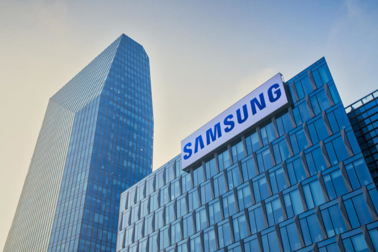 Samsung запатентовала ноутбук, который можно сложить вчетверо