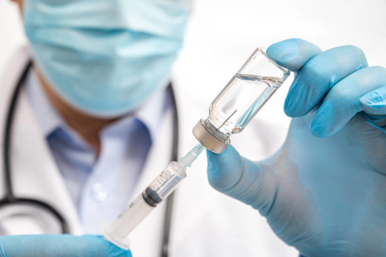 Эксперты рассказали, кому нужно 4 дозы вакцины от коронавируса