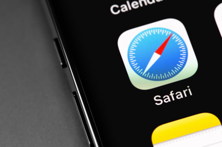 Apple работает над адаптируемым темным режимом в браузере Safari