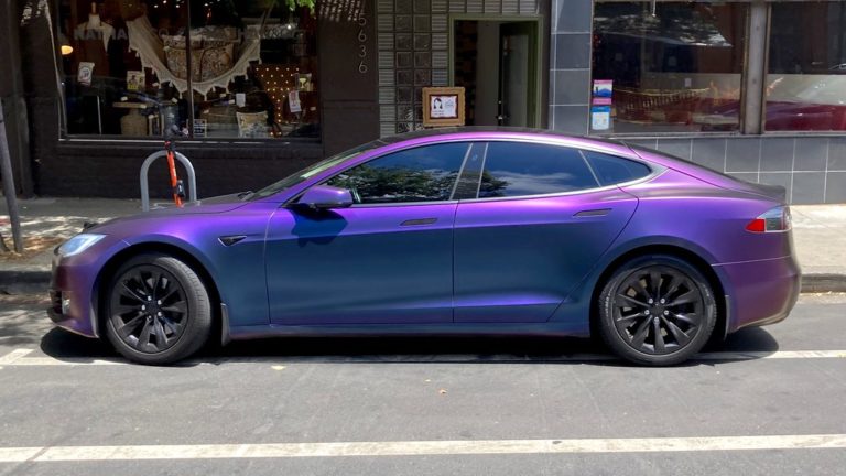Tesla запустит уникальные роботакси к 2024 году: у них не будет руля и педалей
