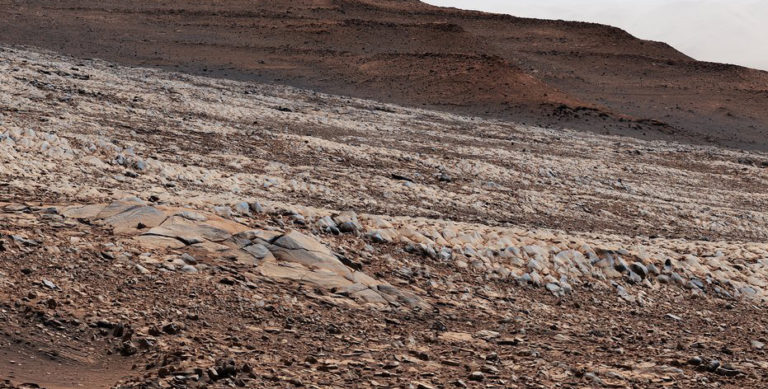 Марсоход Curiosity заснял опасные скалы необычной формы