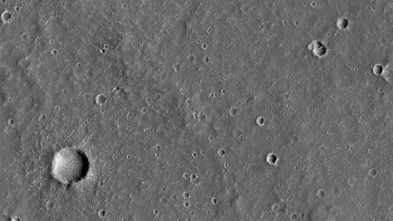 Посмотрите, как пылевые бури постепенно уничтожают следы модуля InSight на Марсе