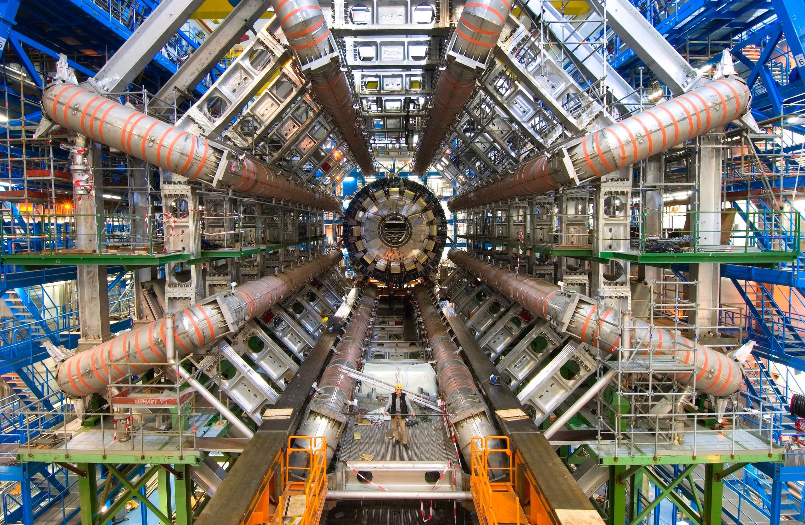 Охотники за аномалиями: как в CERN ищут редкие частицы с помощью алгоритмов «Яндекса»