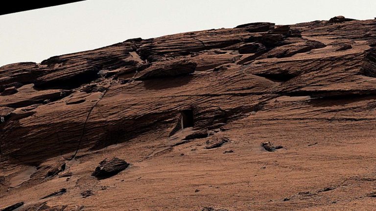 Curiosity нашел на Марсе «собачью дверь». Посмотрите, на снимки НАСА