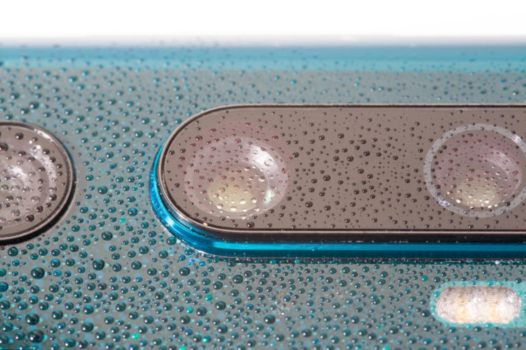 Apple и Samsung делают водонепроницаемые смартфоны, но они портятся от воды. В чем причина