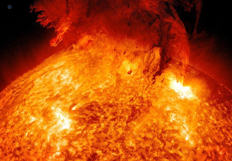 Спутник GOES-18 поделился первыми снимками Солнца, на них виден выброс корональной массы
