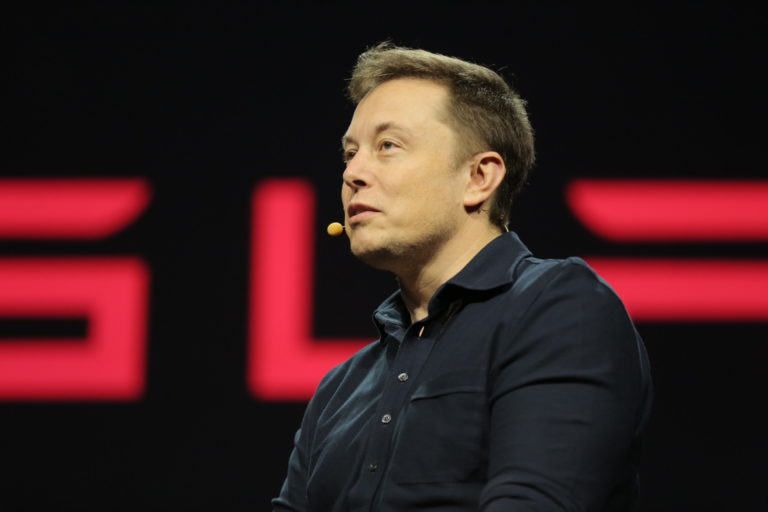 Илон Маск пообещал выпустить беспилотную Tesla и запустить тяжелую ракету за полгода