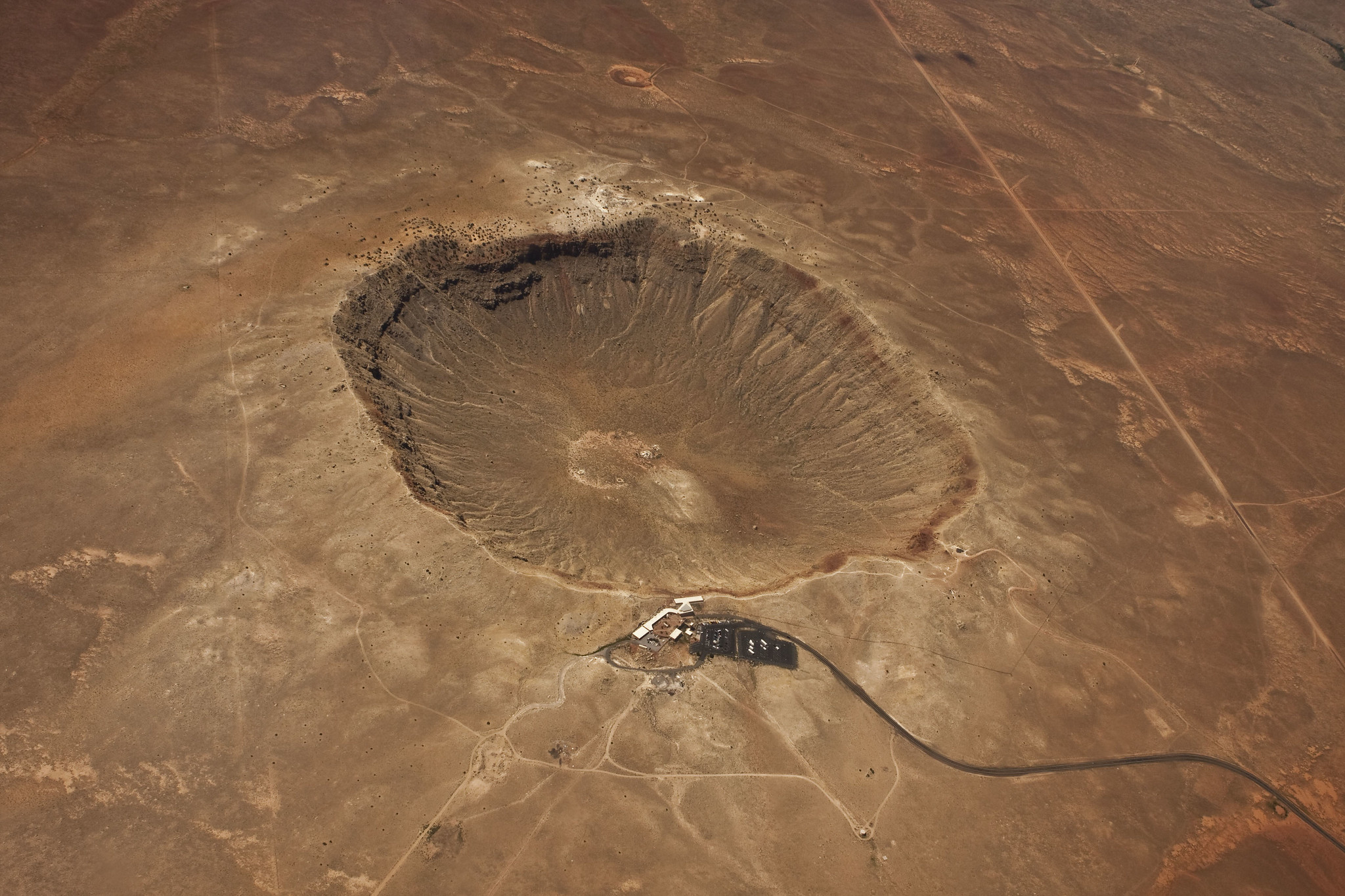 Самый большой кратер на планете. Кратер Бэррингера (Barringer Crater), Аризона, США. Метеоритный кратер в Аризоне. Метеор кратер Аризона. Аризонский кратер Аризона.