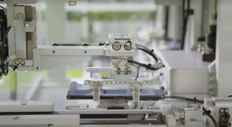 Посмотрите, как роботы собирают и тестируют складные телефоны Samsung