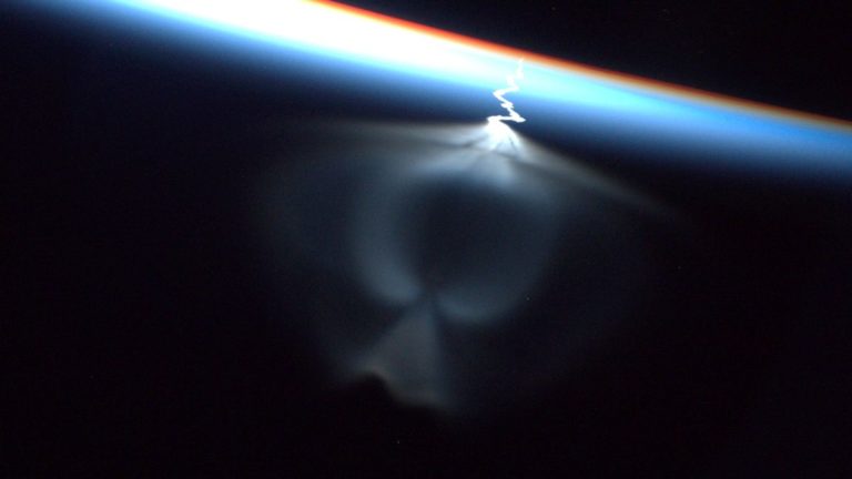 Посмотрите на «космического ангела». Его сфотографировали во время полета вокруг Земли