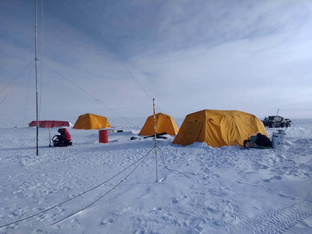 Почему в антарктиде сильные ветра