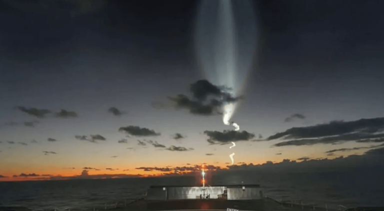 Беспилотник SpaceX показал огромную «космическую медузу»