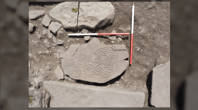 Древний камень с кладбища, которому 1 500 лет, «поломал» историю кельтов