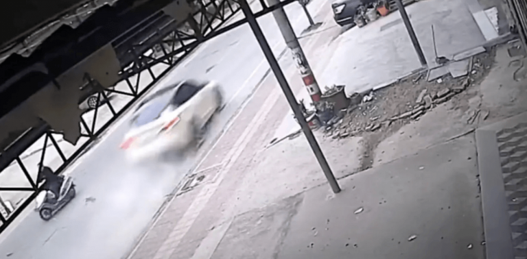 Tesla проверит видео, на котором «вышедшая из под контроля» машина сбила людей