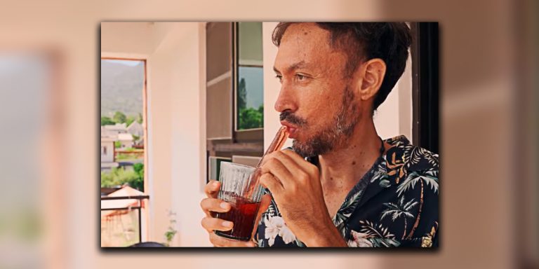 Посмотрите, на трубочки из льда. Они решают проблему пластика и охлаждают напитки