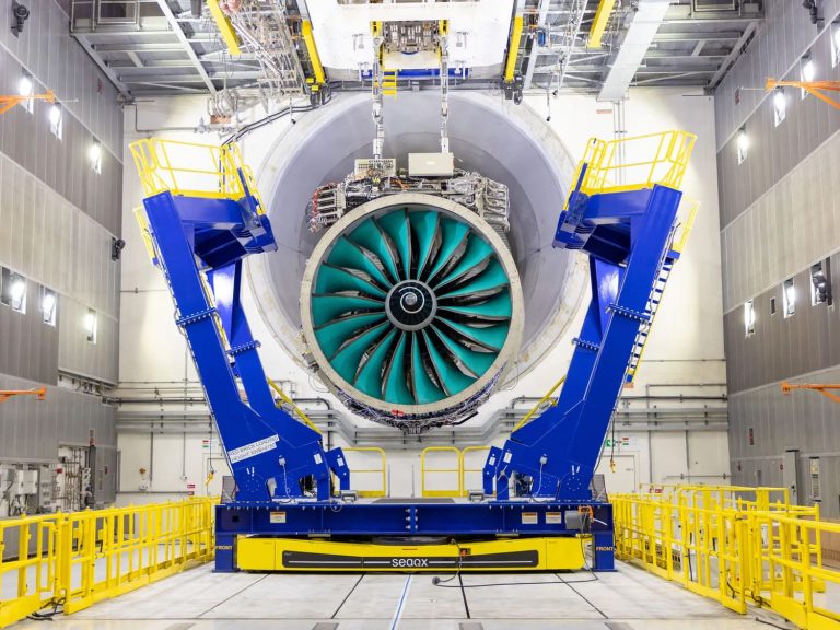 Компания Rolls-Royce разработала крупнейший двигатель для самолетов будущего