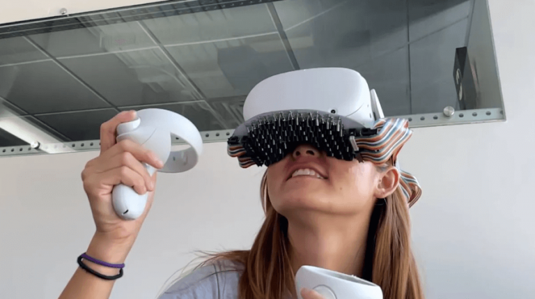 VR-гарнитура имитирует поцелуи и брызги грязи на лицо