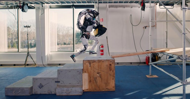 Boston Dynamics научила робота помогать на стройке. Посмотрите, как ему это удается