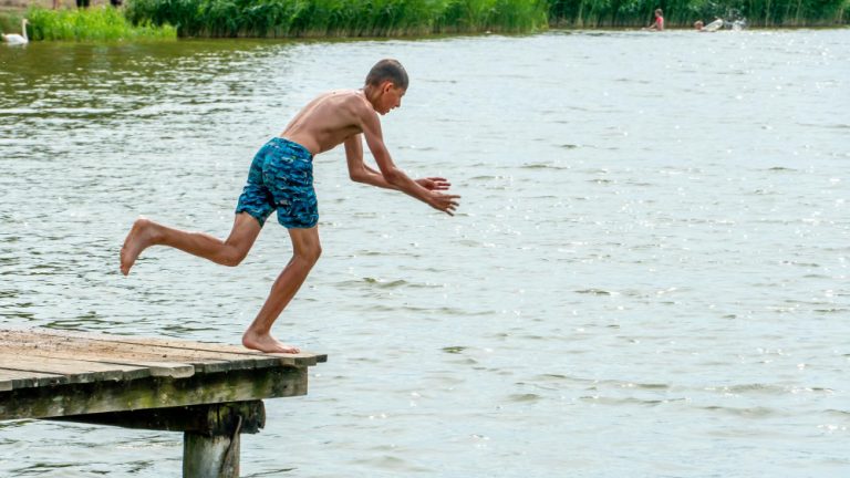 Кардиологи предупредили о смертельной опасности плавания в открытой воде