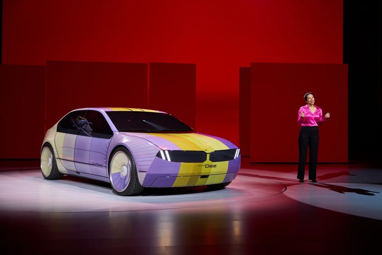 BMW представила электромобиль будущего: он меняет цвет во время поездки
