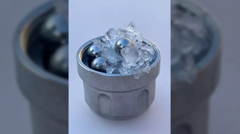 Ученые случайно создали очень странный тип льда. Он не похож на все остальные