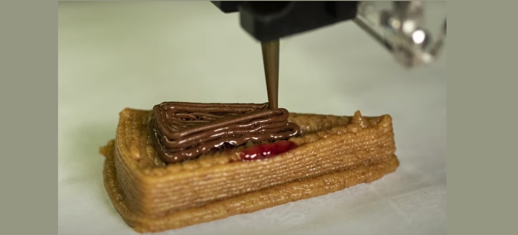 Посмотрите, как робот печатает на 3D-принтере чизкейки