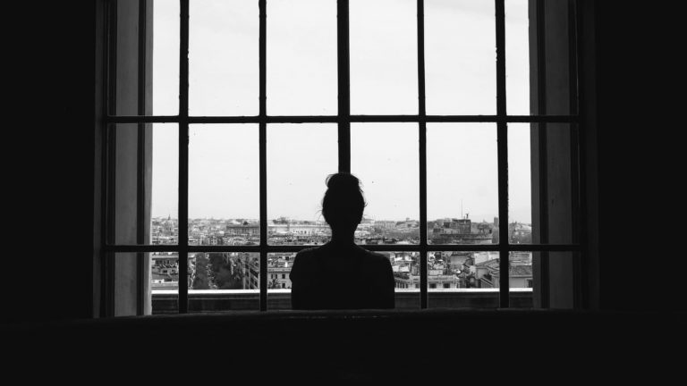 Уменьшение мозга, недоверие и агрессия: как одиночество изменяет мозг