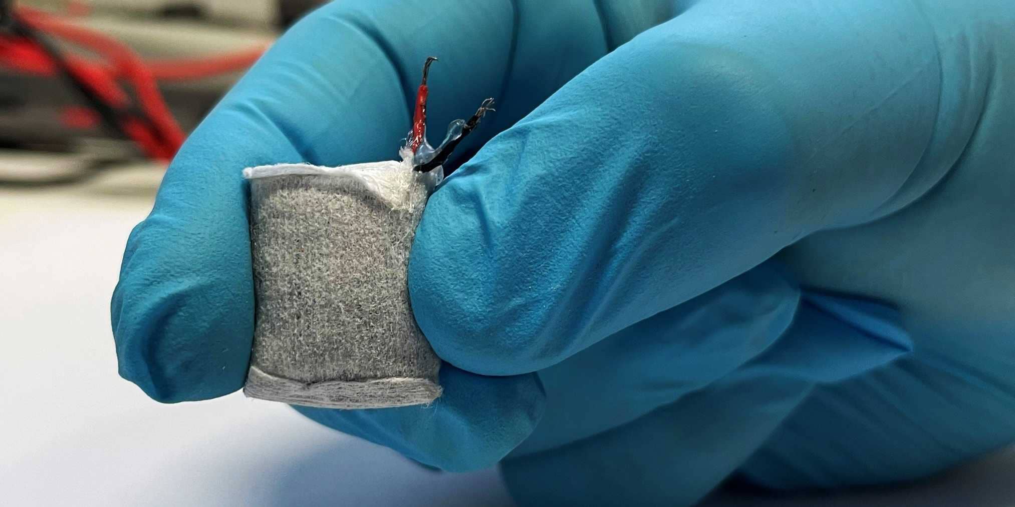 Разработан имплант, который превращает избыток глюкозы в крови в электричество