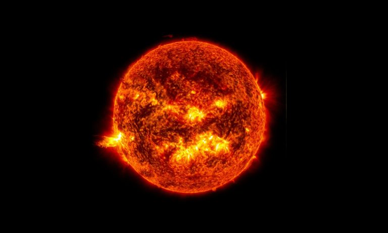 Фотограф-любитель снял огненный «водопад» на поверхности Солнца