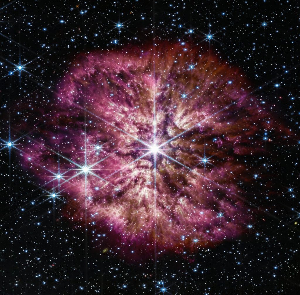 «Уэбб» сфотографировал редкую звезду, которая «готовится» стать сверхновой