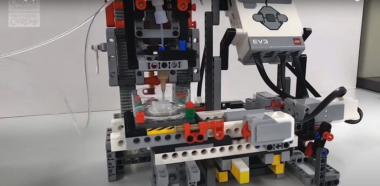 Инженеры собрали из LEGO принтер для печати человеческой кожи