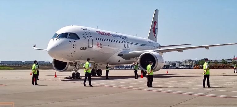 Китайский конкурент Airbus и Boeing совершил первый коммерческий полет