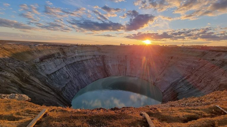 Гигантские столбы тепла «поднимают» алмазы из недр Земли