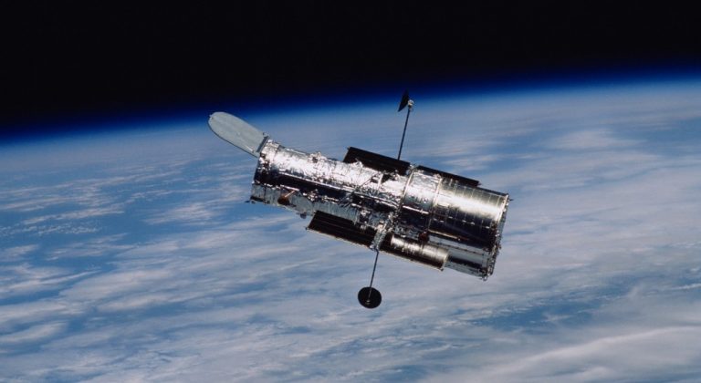 «Хаббл» показал высокоэнергичную галактику NGC 547 и ее яркую соседку