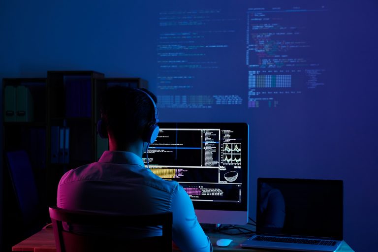 Почему Python стал главным языком для ИИ и как применять такие технологии в своих проектах