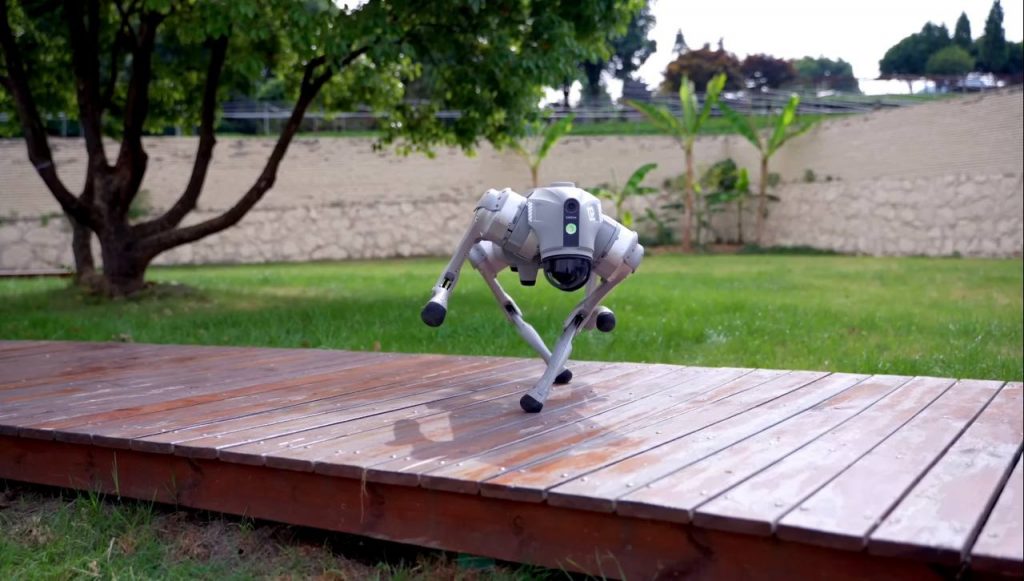 Посмотрите на робота-собаку с GPT. Он танцует и делает трюки, если не может помочь