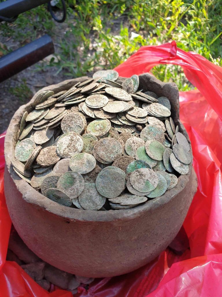Почти 5 000 монет случайно нашли в лесах Румынии. Им почти 500 лет