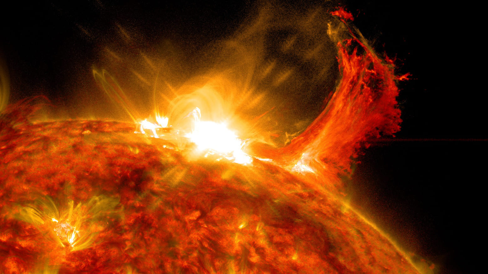 ИИ научили моделировать магнитное поле Солнца. Это поможет предсказывать космическую погоду